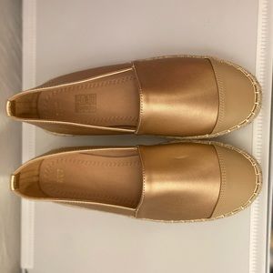 Women’s Gold Woven Flats! Size 7!